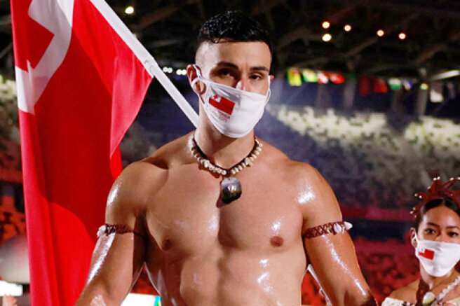 The same flag bearer from Tongo returned to the Olympics. Users of social networks are delighted