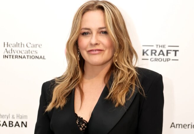 Alicia Silverstone scared her fans by eating a poisonous berry on camera