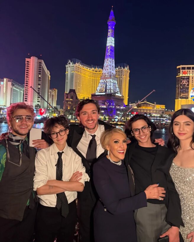 Гваделупе Родригес с внуками Эммой и Максом и гостями вечеринки