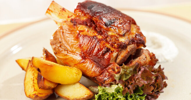 Baked pork knuckle: "royal" recipe