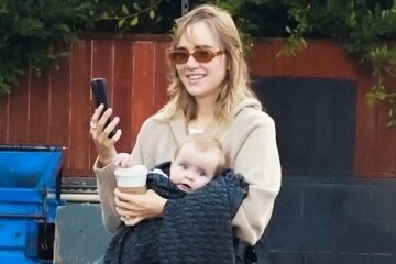 Suki Waterhouse Shows Off Her Daughter's Face With Robert Pattinson For The First Time