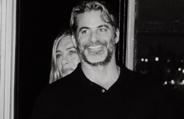 "If this is a dream, I don't want to wake up." Jennifer Aniston's hypnotherapist boyfriend shared new photos of her.