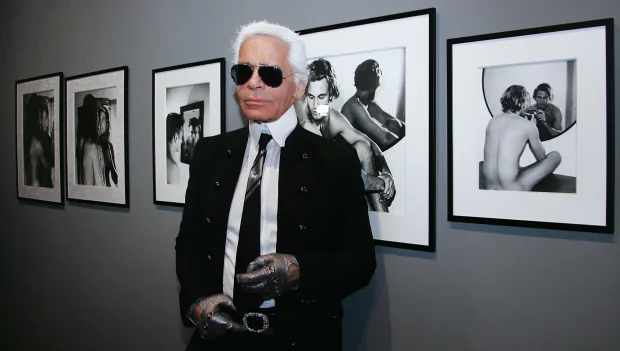 Карл Лагерфельд у своих фотографий на выставке One Man Shown, 2006 год