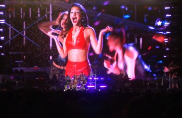 Olivia Rodrigo performing on stage at Lollapalooza Argentina 2025