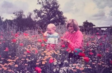 Prince William shared a previously unpublished photo of Princess Diana amid her "war" with her brother Harry.