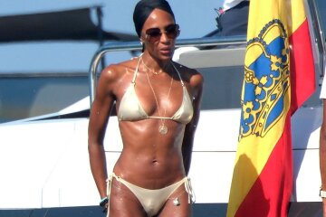 54-year-old Naomi Campbell relaxes on a yacht in a bikini