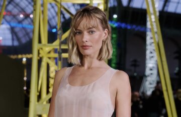 A slimmed-down Margot Robbie is suspected of having plastic surgery.