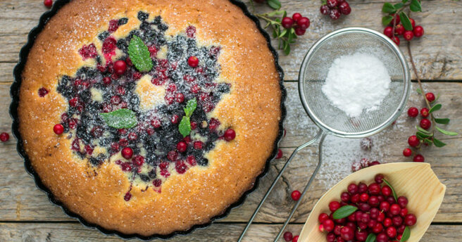 Sponge cake with berries and sour cream