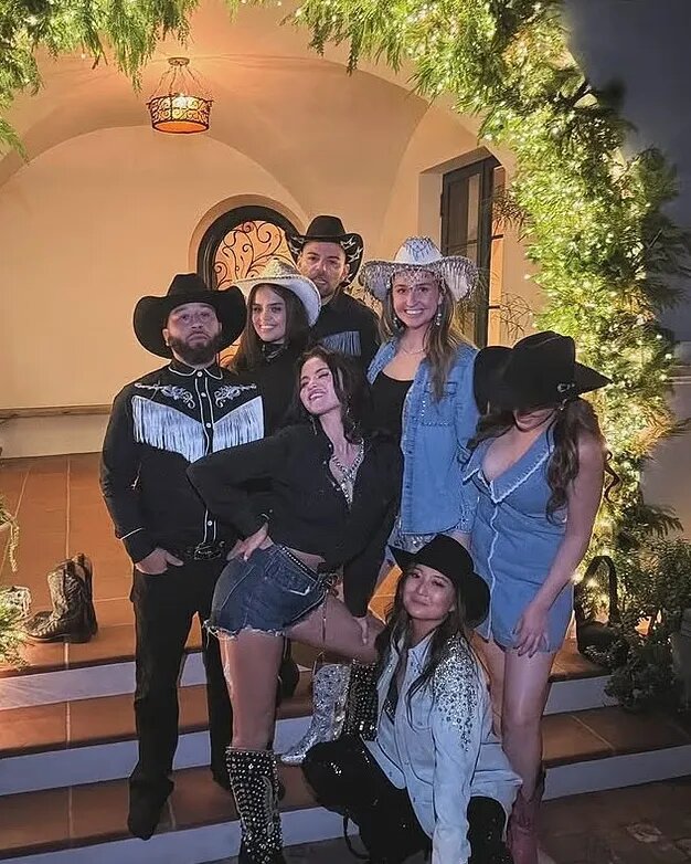 Селена Гомес и Бенни Бланко с друзьями