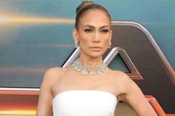 Amid divorce rumors, Jennifer Lopez walked the red carpet without Ben Affleck, but with an engagement ring