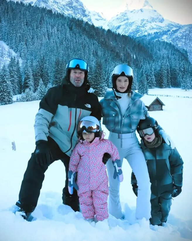 Джейсон Стэтхем и Рози Хантингтон-Уайтли с детьми