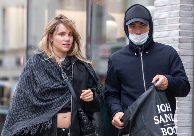 Suki Waterhouse and Robert Pattinson are engaged: the singer came out with a ring on her finger