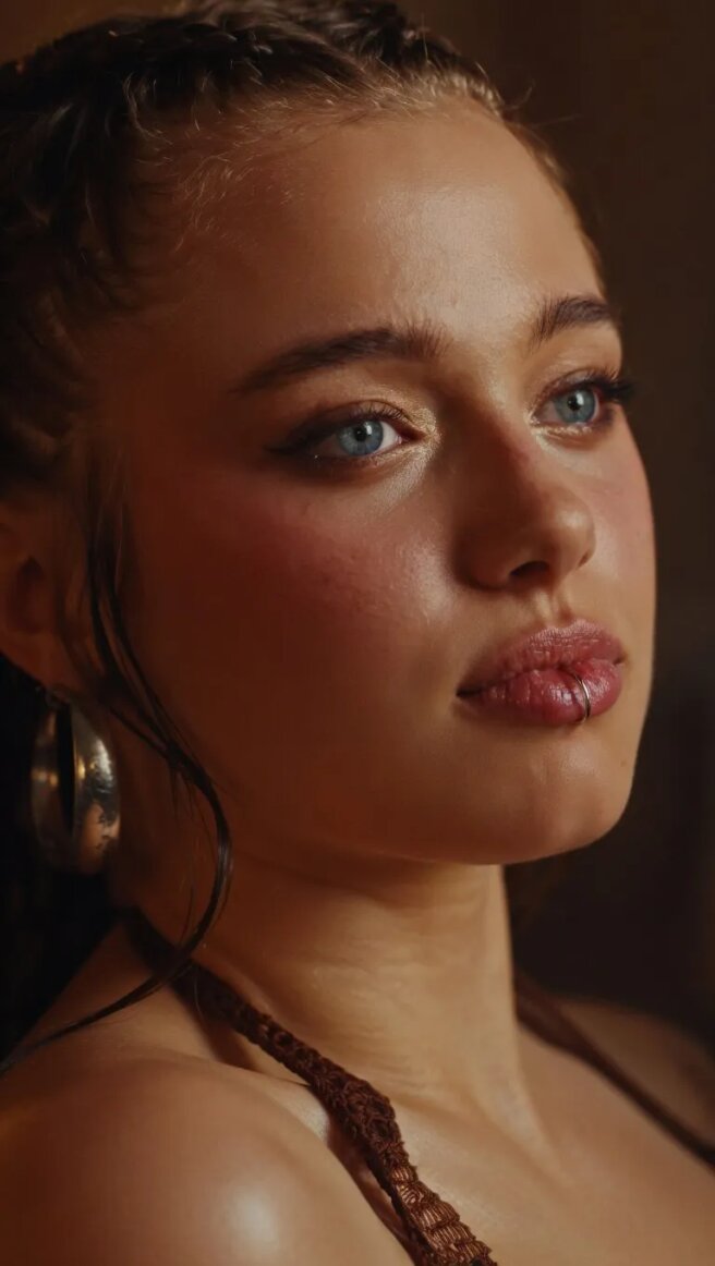 Шайло Джоли в клипе