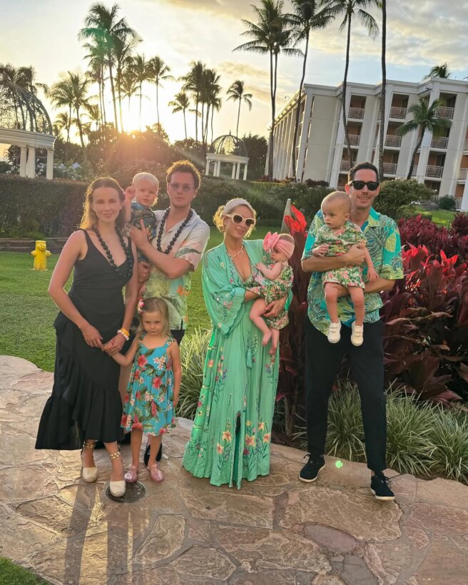 Пэрис Хилтон с мужем, детьми и друзьями/Фото: parishilton/Instagram*