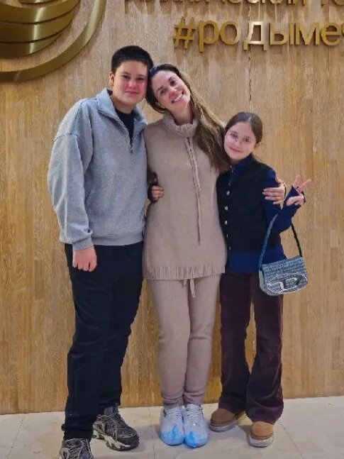 Агата Муцениеце с сыном и дочерью на выписке из роддома