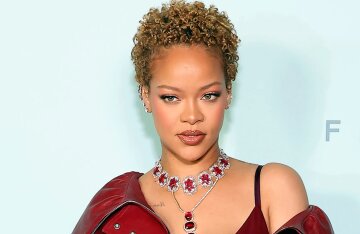 Rihanna came out with natural hair again