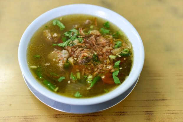 Sorrel, rice and chicken soup