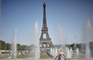 Eiffel Tower, Louvre, Trevi Fountain: top 10 places where tourists are most often robbed
