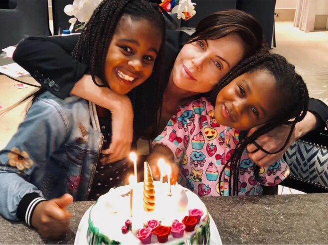 Шарлиз Терон с дочерьми/Фото: charlizeafrica/Instagram*