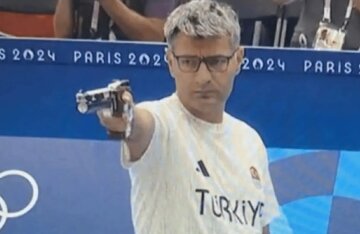 The Internet is discussing the Turkish shooter who won silver at the Olympics. He came without equipment, in a wrinkled T-shirt and did not take one hand out of his pocket