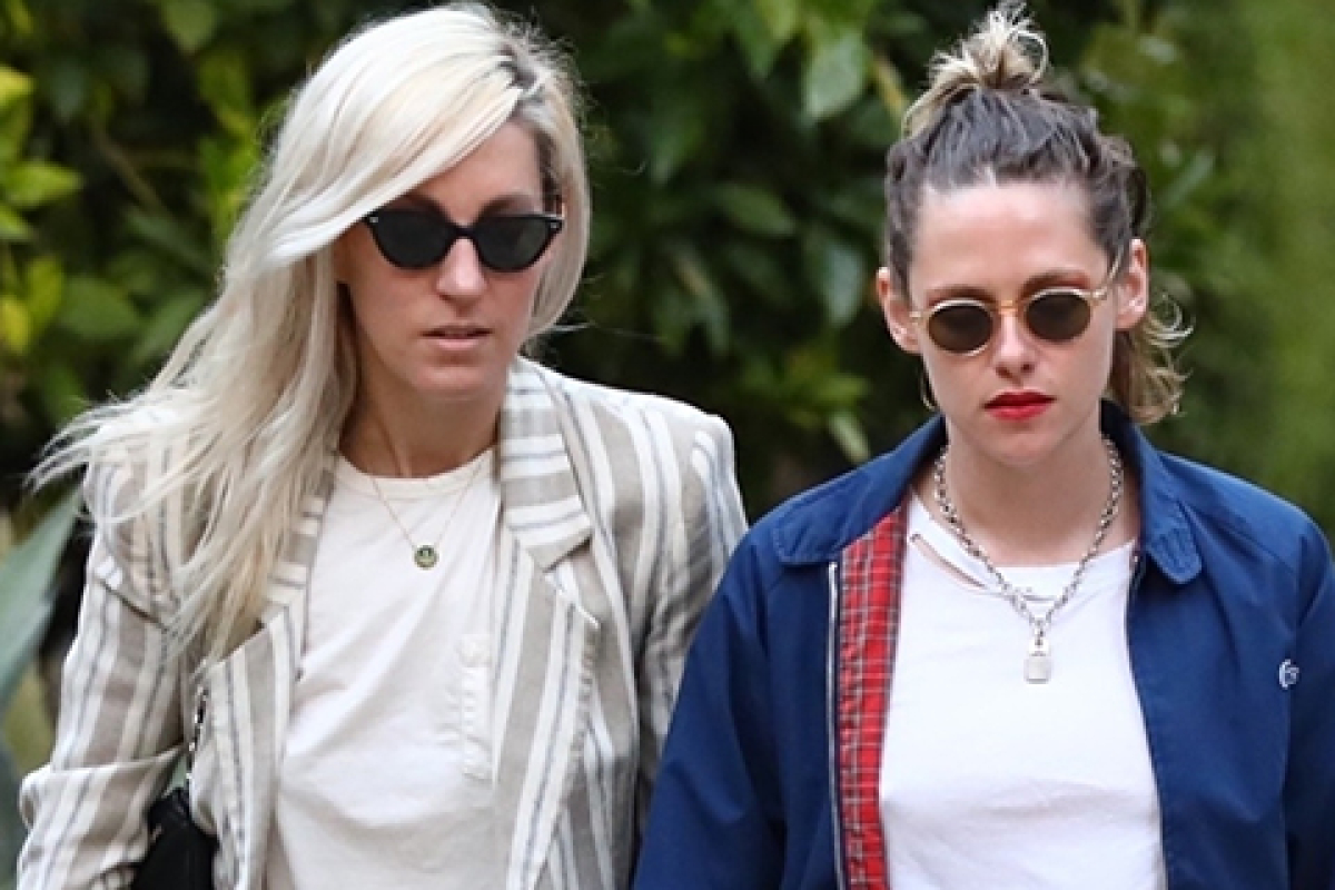 Kristen Stewart caught on a walk with her girlfriend Dylan Mayer - MustHub