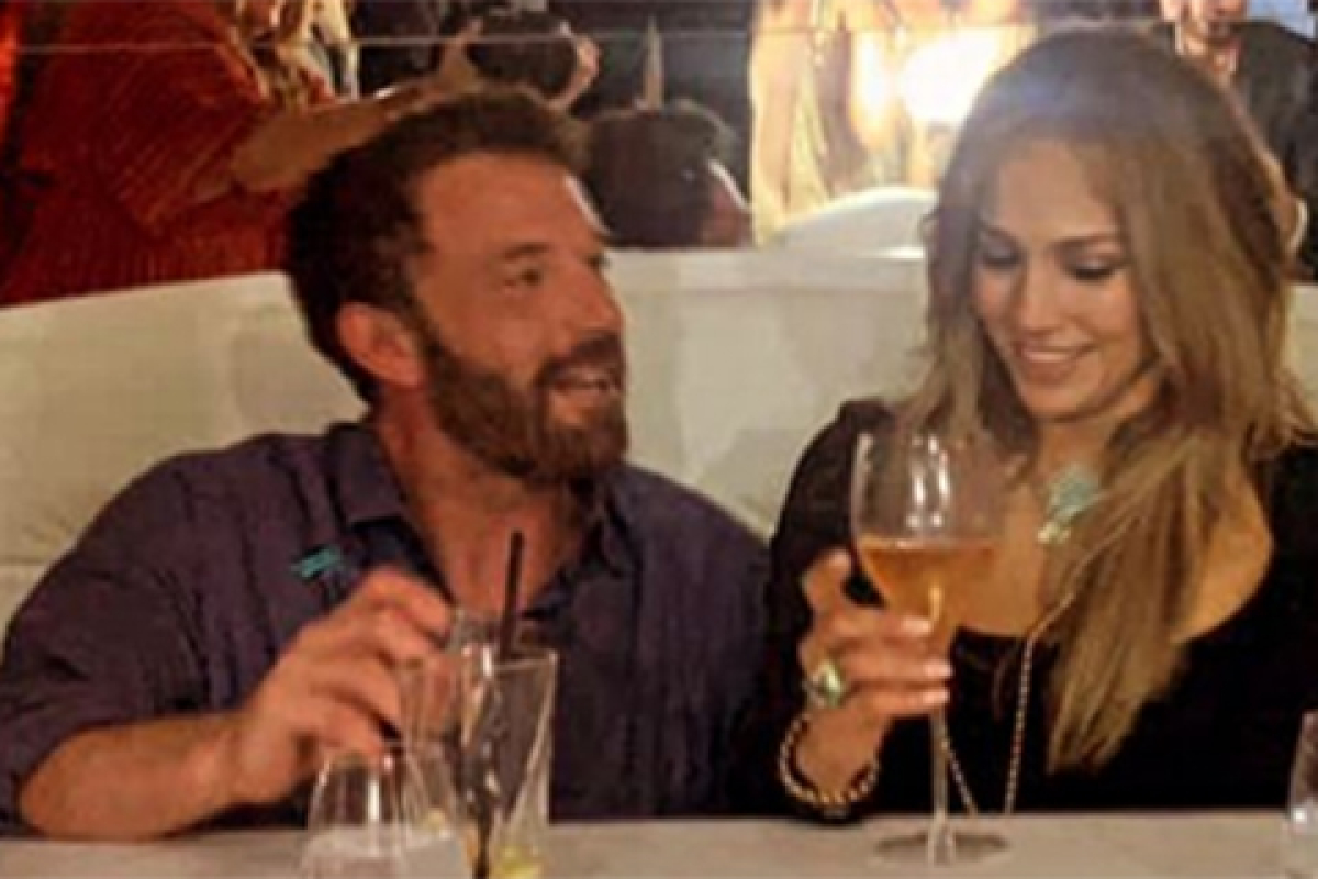Kisses, a party and an iconic moment from the clip: how Jennifer Lopez