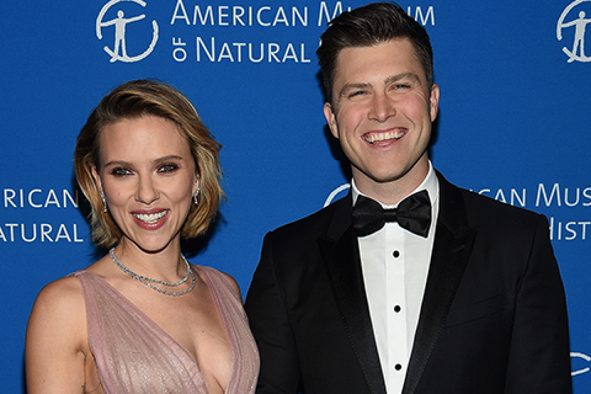 Colin Jost confirmed the pregnancy of his wife Scarlett Johansson - MustHub